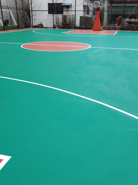 华南热作学院 球场长期使用易出现地面开裂